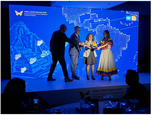 Offizielle Eröffnung der Hima-Niederlassungen in Kolumbien und Peru 2 Während der Eröffnungszeremonie in Kolumbien überreichten Jörg de la Motte und Dieter Specht einen Schmetterling an Brenda Moreno als symbolischen Akt der offiziellen Eröffnung.
Von links nach rechts: Dieter Specht (Senior Director System Engineering & P