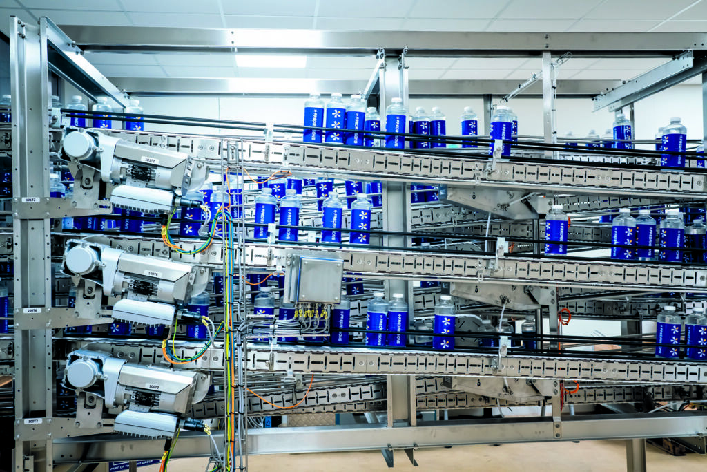 Effizient, robust und kompakt 1 Für Förderbänder in der Industrie gibt es oft nur ein begrenztes Platzangebot, daher müssen Anlagenbauer eine kluge Anordnung aller verbauten Elemente wählen.
