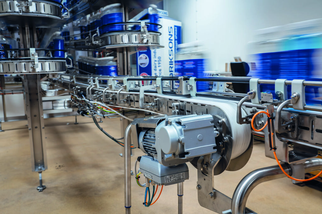 Effizient, robust und kompakt 2 Nord liefert kompakte Antriebstechnik mit integrierter
Multi-Protokoll-Ethernet-Schnittstelle für die Fördertechnik in
der Verpackungsindustrie.