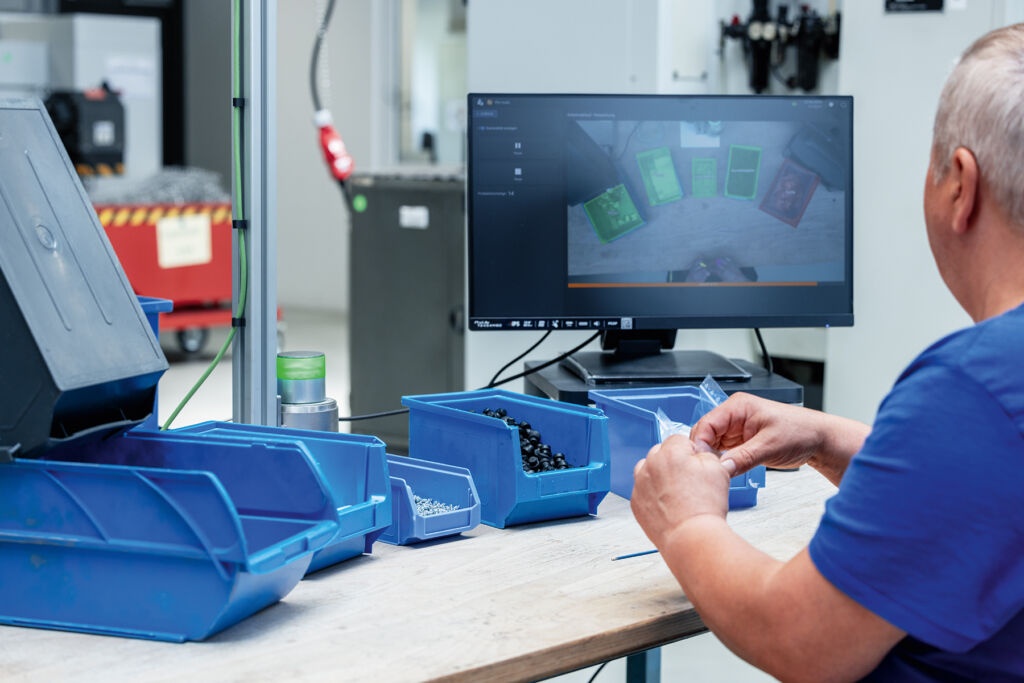 Digitale Ordnung statt Papierstapel 2 Das Werkerassistenz-System IFM-Mate unterstützt mit Bildern, Videos und strukturierten
Arbeitsanweisungen und verknüpft die Arbeit am Tisch mit übergeordneten digitalen Systemen.