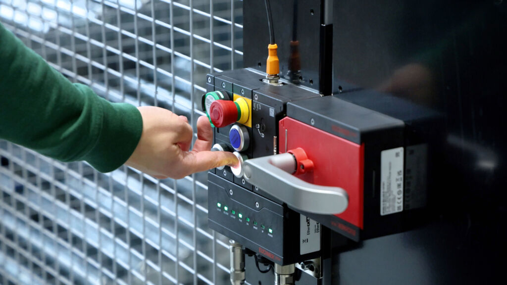 Schutztür- und Schlüsselsystem schützen sensible Intralogistikanlagen 2 Gemeinsam mit Sicherheitstechnikexperte Euchner entstand eine maßgeschneiderte Lösung aus dem Schutztürsystem MGB2
Modular und dem Schlüsselsystem CKS2.