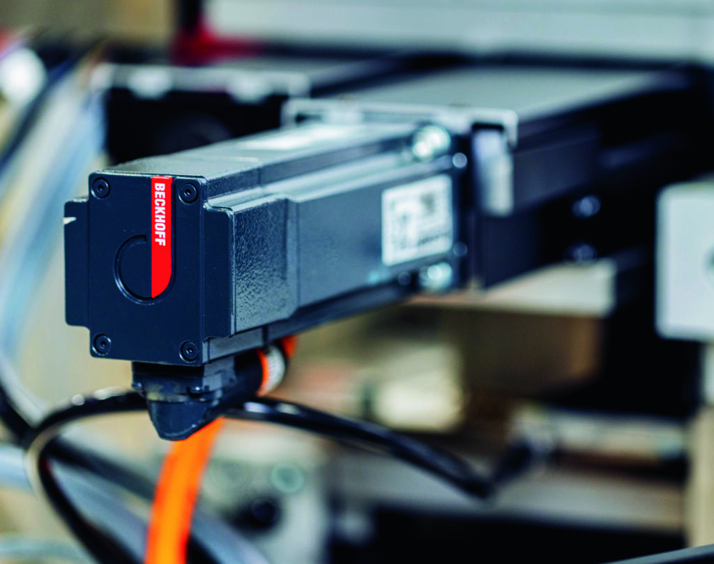Digitaldruck in sechs Freiheitsgraden 3 Die Servomotorklemmen ELM7212 steuern über die Servomotoren AM8100 die Positionierung der Druckköpfe, was eine gleichmäßige Überlagerung mehrerer Tintenfarben gewährleistet.
