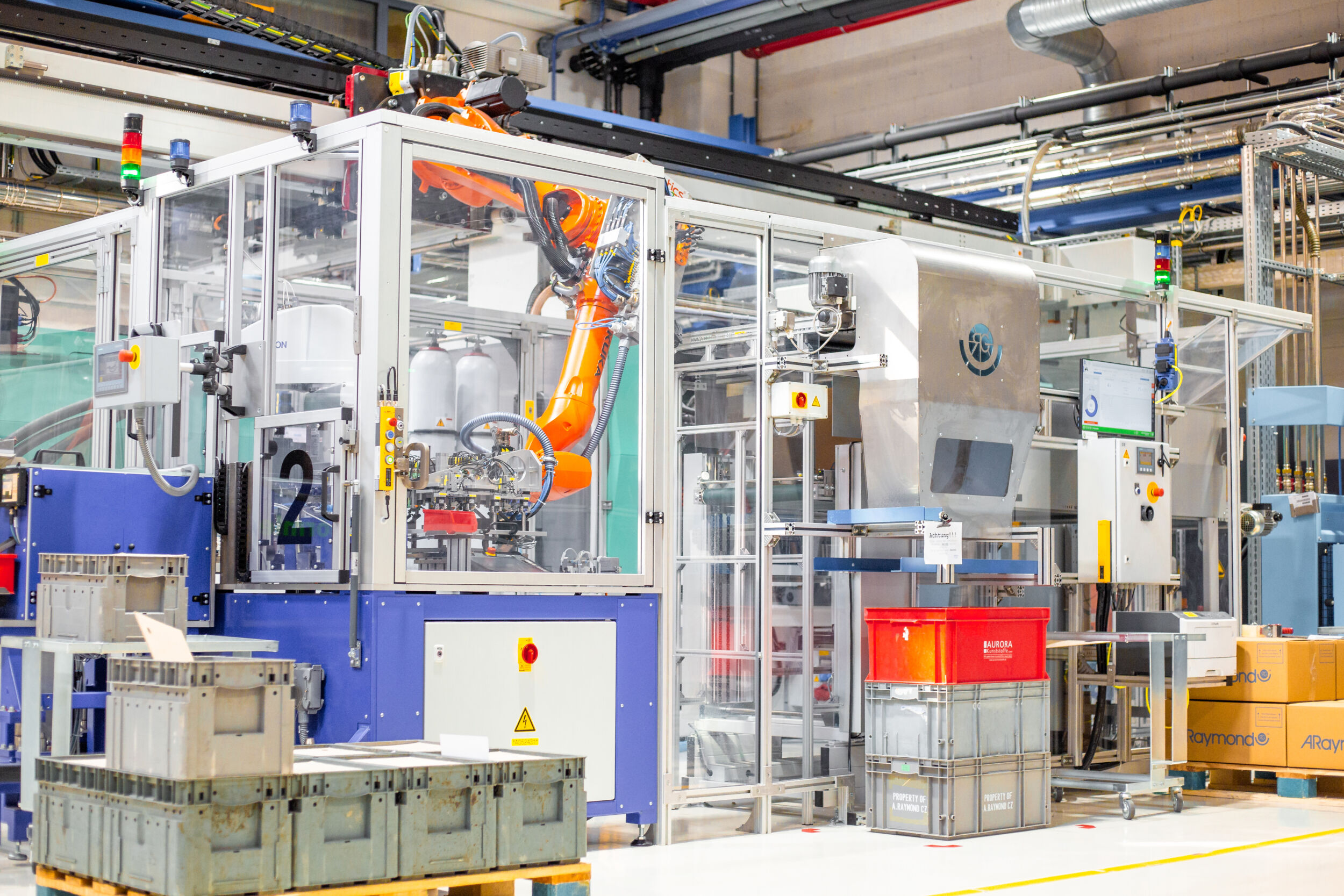 Die Fertigungszelle bei A. Raymond: Dezentrale Sicherheitssteuerungen vernetzen Spritzgussmaschine, Roboter und Peripherie zu einem durchgängigen Sicherheitskonzept.