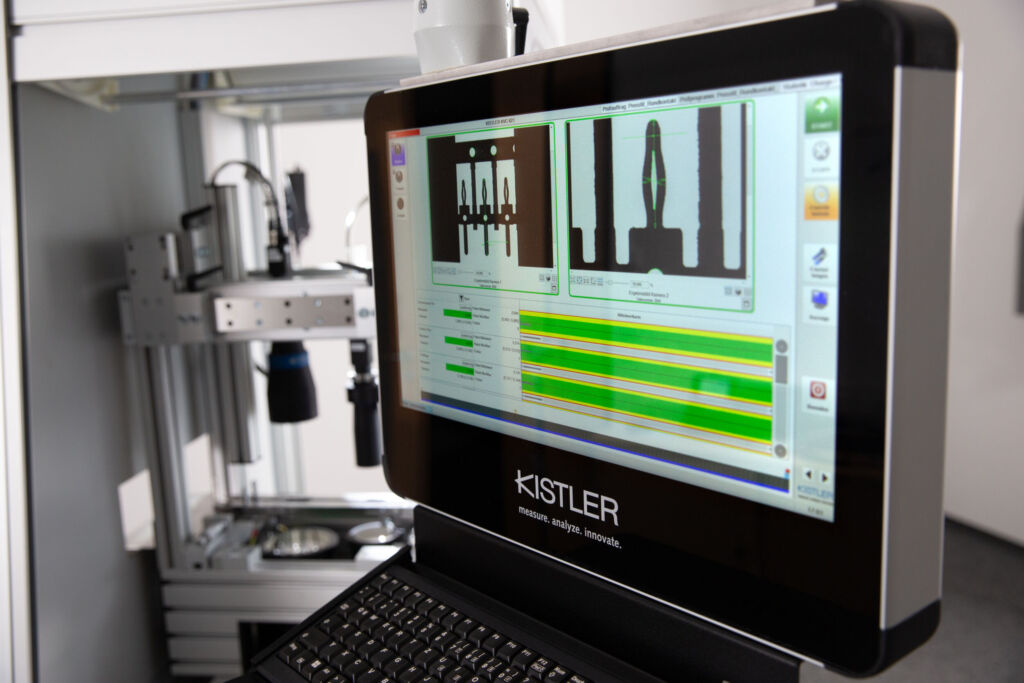 Die Maschine prüft sich selbst 2 Die Software KiVision wertet die Prüfbilder aus und detektiert Oberflächendefekte sowie Abweichungen in der Maßhaltigkeit.