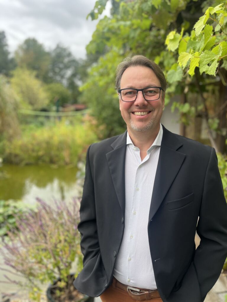 Hybridleitungen reduzieren Aufwand, Kosten und Störanfälligkeit 3 "Unser Anspruch ist es, Anforderungen vorauszudenken und Lösungen bereitzustellen, die langfristige Vorteile schaffen."
Christian Preiß, Lapp