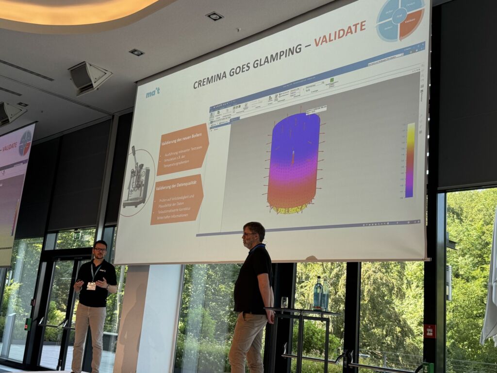 KI prägt die PLM-Community – Zahlen und Keynotes im Rückblick 3 Thomas Schätti (Schätti Metallwarenfabrik) und Marcel Marquis (Mait Germany) veranschaulichten an Hand der Espressomaschine Olympia Express Cremina, wie PLM-Lösungen als digitaler Faden Fertigung und Innovation verbinden.