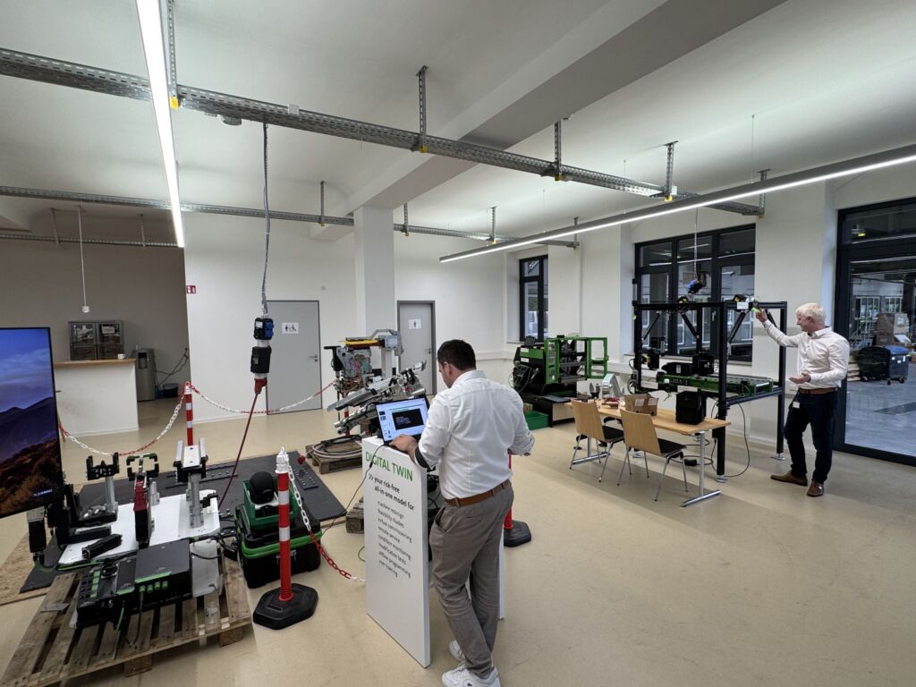 Reallabor statt Showroom 1 Im Application Park von Murrelektronik in Kirchhem/Teck stehen derzeit Beispielanlagen aus Automotive, Packaging und Logistik -
also genau jenen Branchen, in denen sich die Vorteile der Dezentralisierung der
Automatisierung in ihrer ganzen Breite zeigen.