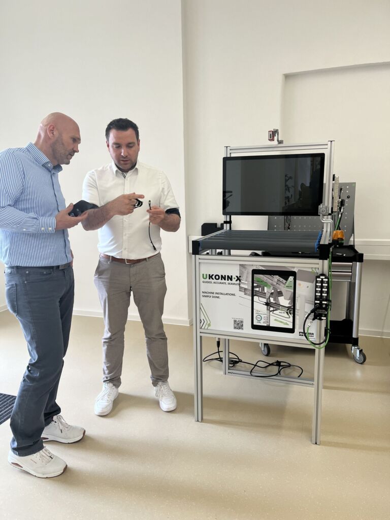 Reallabor statt Showroom 2 Wie Ukonn-X, das vollständig digitale und visuell unterstützte Assistenzsystem für die elektrische Installation, Anwender wie ein Lotse Schritt für Schritt durch die Installation führt, zeigte Marco Bosch.