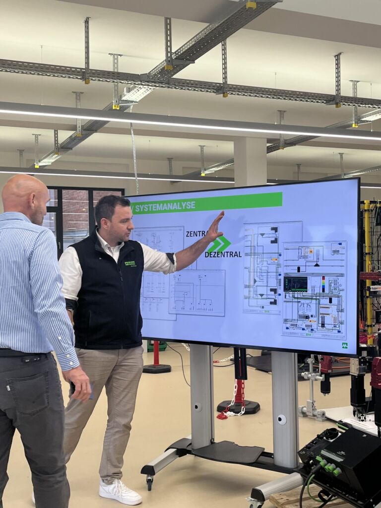 Reallabor statt Showroom 3 Marco Bosch veranschaulicht den Unterschied zwischen zentraler und dezentraler Automation an Hand der Elektroplanung: Zusätzlich zu Schaltplänen bekommt man eine präzise 3D-Visualisierung inklusive Kabellängen und Komponentenplatzierung. Der Montageaufwand wird so sichtbar und planbar.
