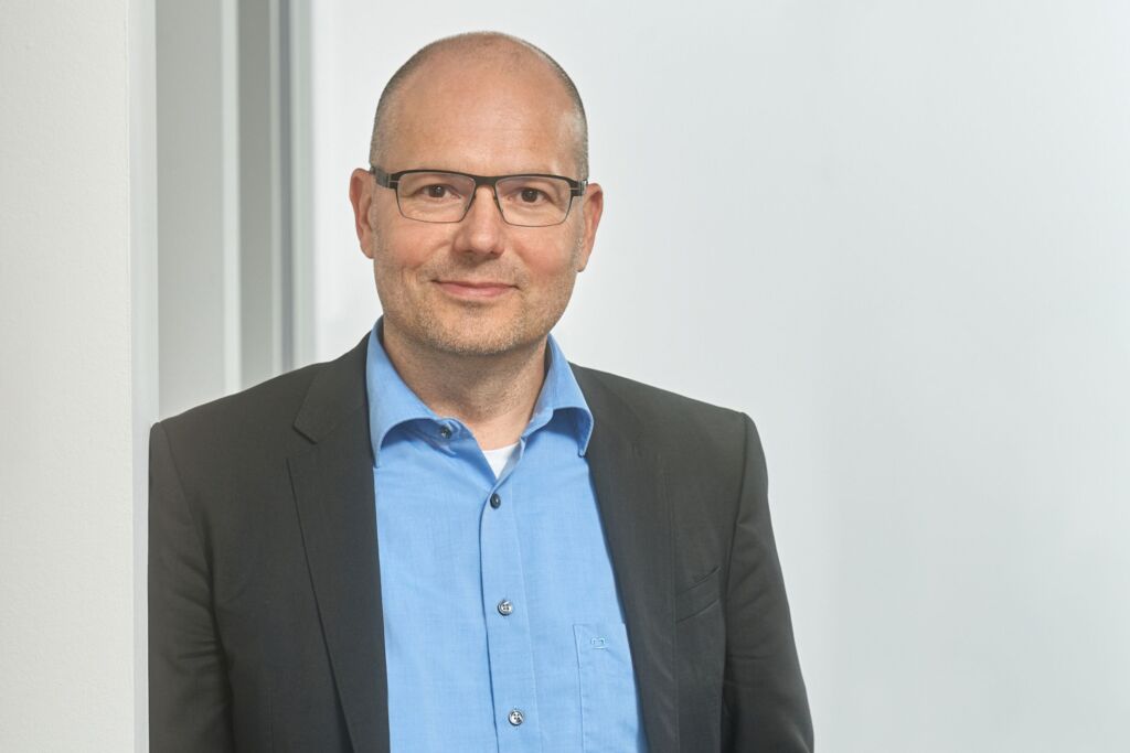 Wie die SmartFactory-KL die Fabrik der Zukunft neu denkt 2 "Unsere zukünftigen Produktionssysteme müssen mehr können, weil wir weniger Menschen haben werden, die sie tragen."
Prof. Martin Ruskowski, SmartFactory-KL