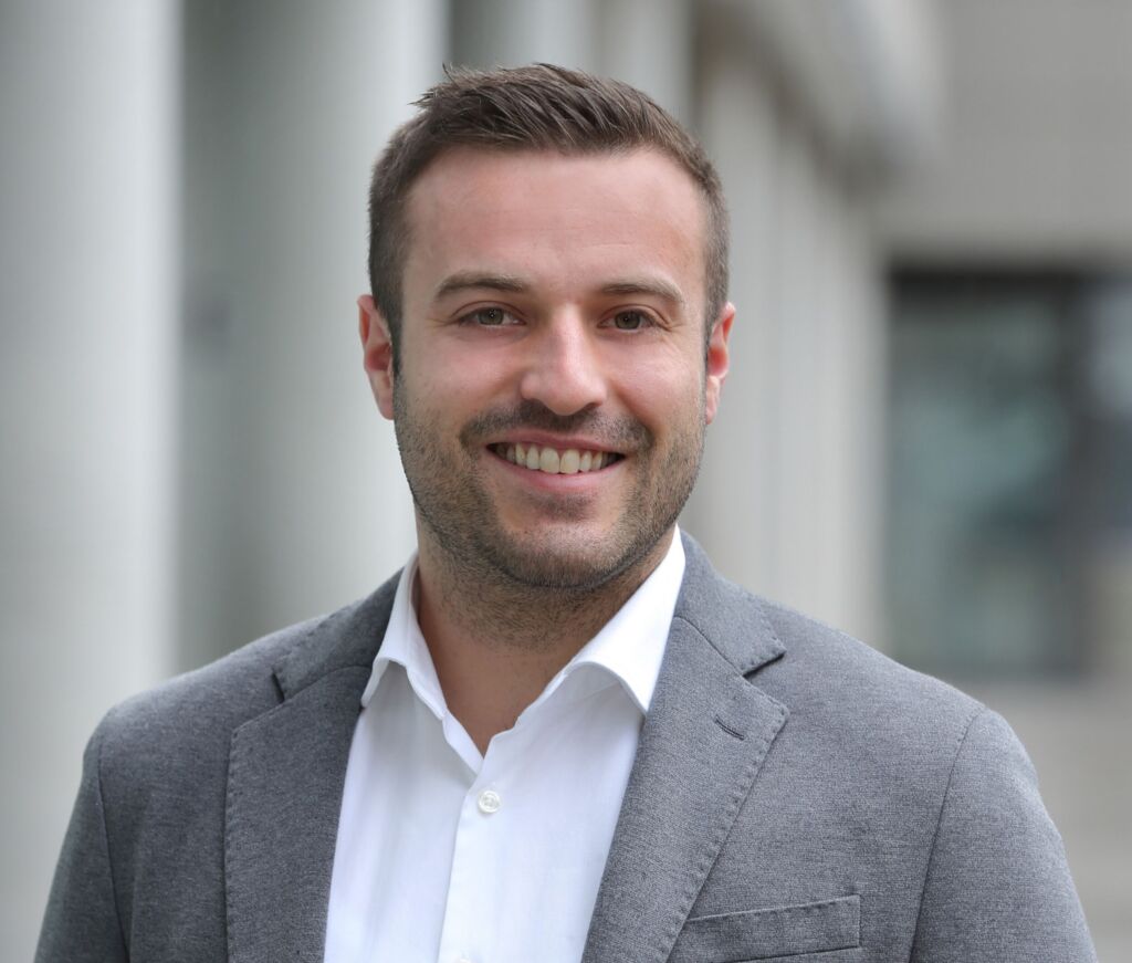 Wie die SmartFactory-KL die Fabrik der Zukunft neu denkt 4 "Standardisierte Schnittstellen und Skills erlauben es, Automatisierung modular und sektorübergreifend einzusetzen."
Pascal Rübel, SmartFactory-KL