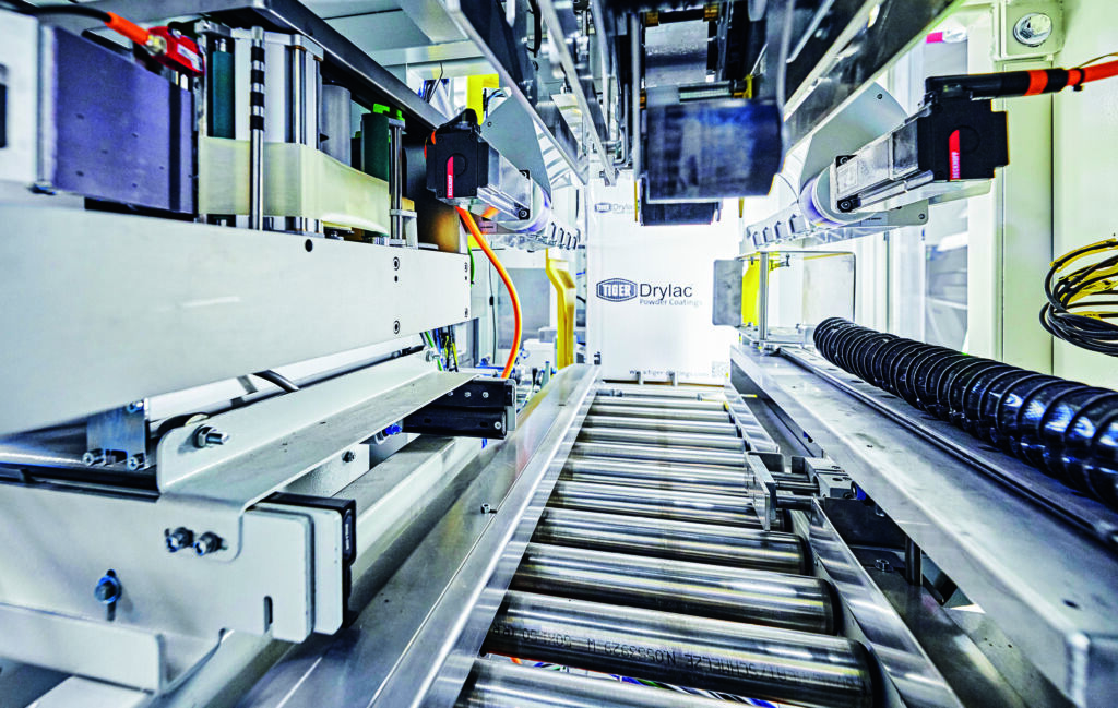 Platzsparen beim Retrofit 1 Die nach dem hybriden Ansatz mit dem MX-System konzipierte Anlage führt verschiedene Prozessschritte vollautomatisch durch - vom Verschließen des Innensacks über das Verkleben des Kartons, Wiegen und Etikettieren bis zur Palettierung..