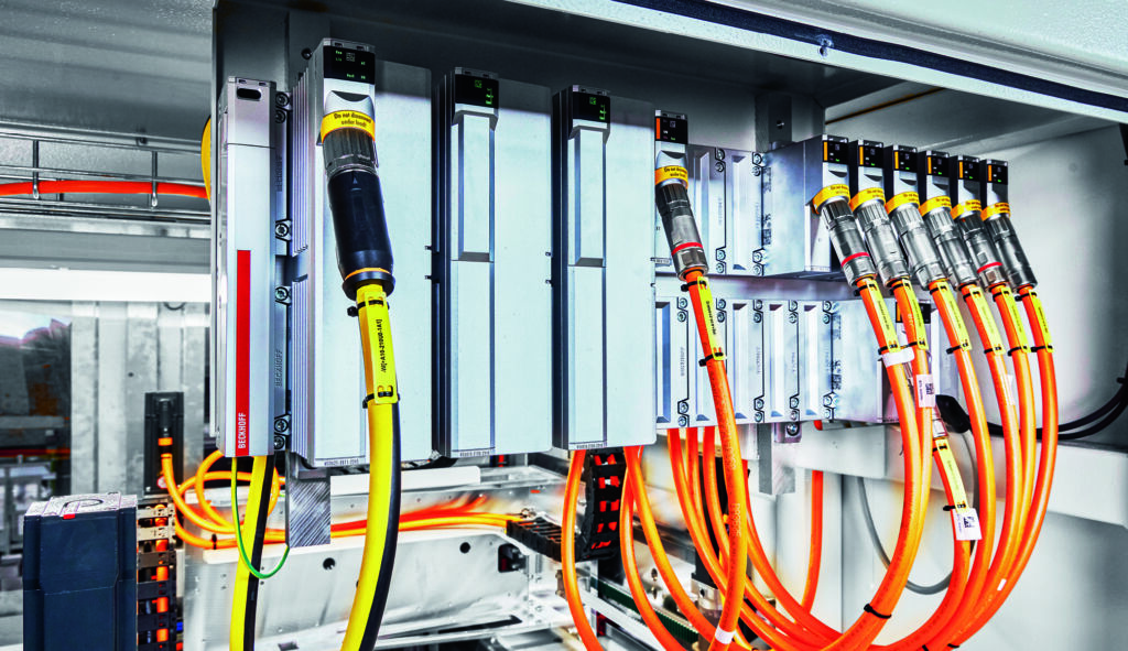 Platzsparen beim Retrofit 3 Das im oberen Maschinenteil montierte MX-System steuert zwölf Servoachsen und eliminiert so den Bedarf für großvolumige Schaltschränke.