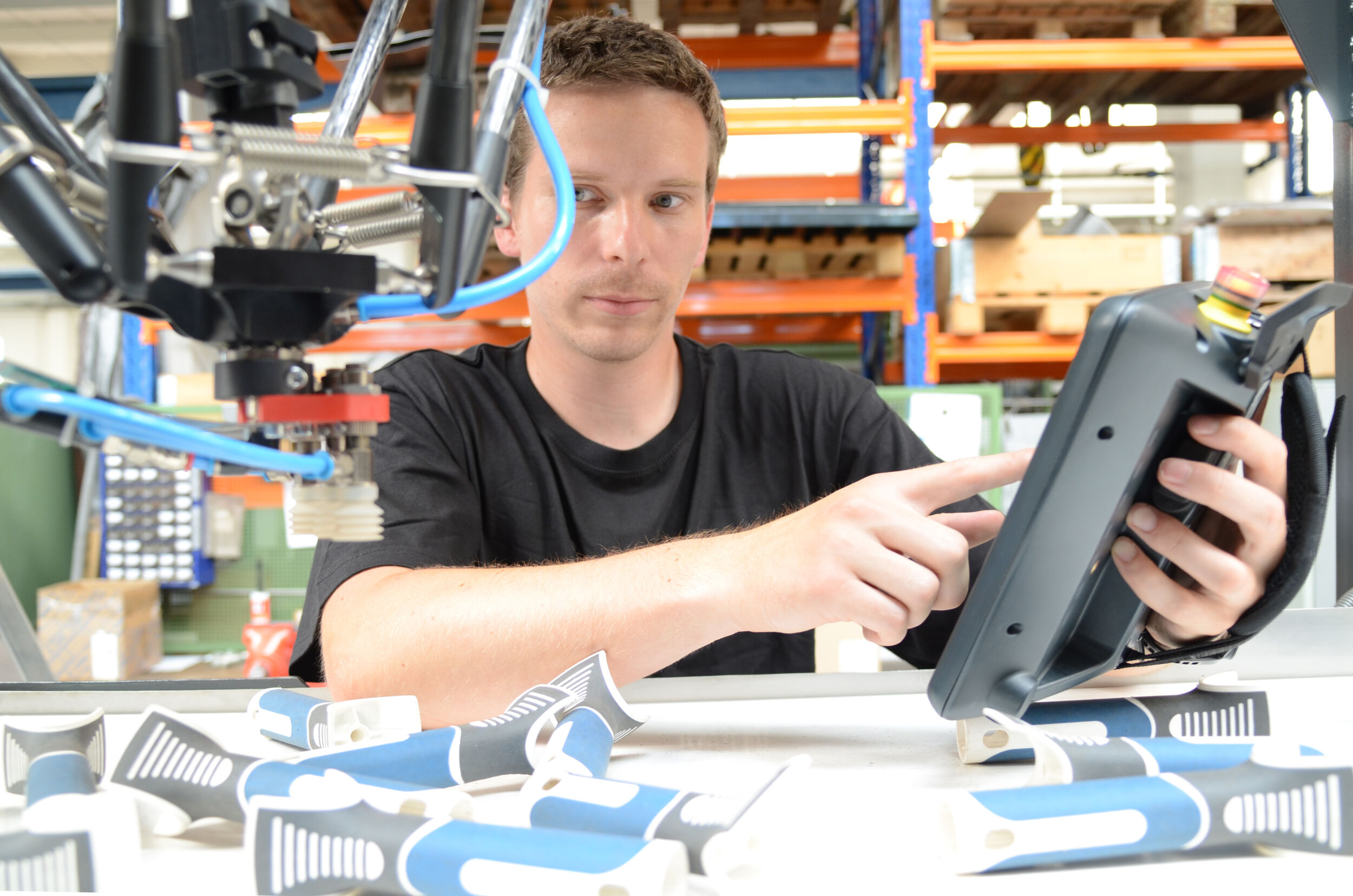 Jan Markvart testet das KeTop Safe-Wireless-Panel in der Produktion.