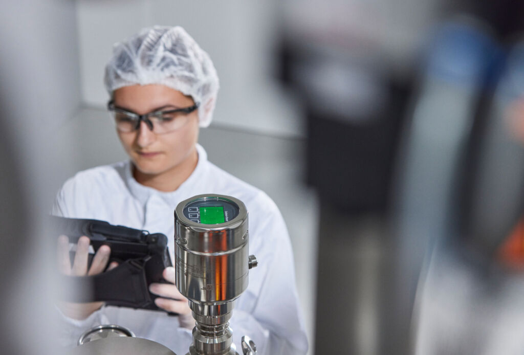 „Resilienz wird zum entscheidenden Wettbewerbsvorteil der Industrie“ 3 Die Digitalisierung der Prozessindustrie beginnt im Feld: Intelligente Messgeräte liefern die Datenbasis für transparente Prozesse, höhere Anlagenverfügbarkeit und datenbasierte Entscheidungen.