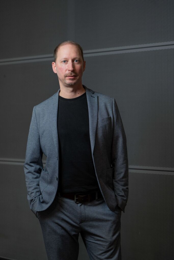 Dark Factory: Visionäre Automatisierung oder technisches Schreckgespenst? 2 "Menschen bleiben weiterhin für die grundsätzliche Kontrolle, Wartung und das Troubleshooting unverzichtbar."
Michael Mayer-Rosa
Delta Electronics