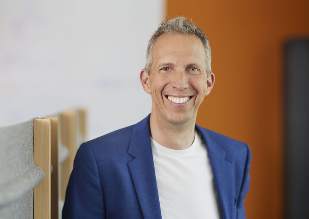 Dark Factory: Visionäre Automatisierung oder technisches Schreckgespenst? 5 "Für unser Gerätewerk in Erlangen - unser Customer
Zero - planen wir mit einer autonomen, adaptiven, KIgestützten Produktion bis 2030."
Rainer Brehm
Siemens