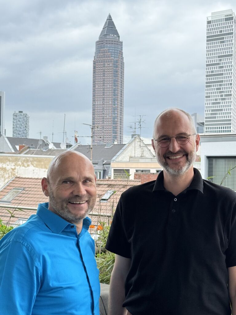Servicestatt Stückzahl 1 Stefan Gierse (Managing Director DACH, RS Components, rechts) und Frank Nolte (Chefredakteur SPS-MAGAZIN) sprachen in Frankfurt über Strategie, Service und Nachhaltigkeit.