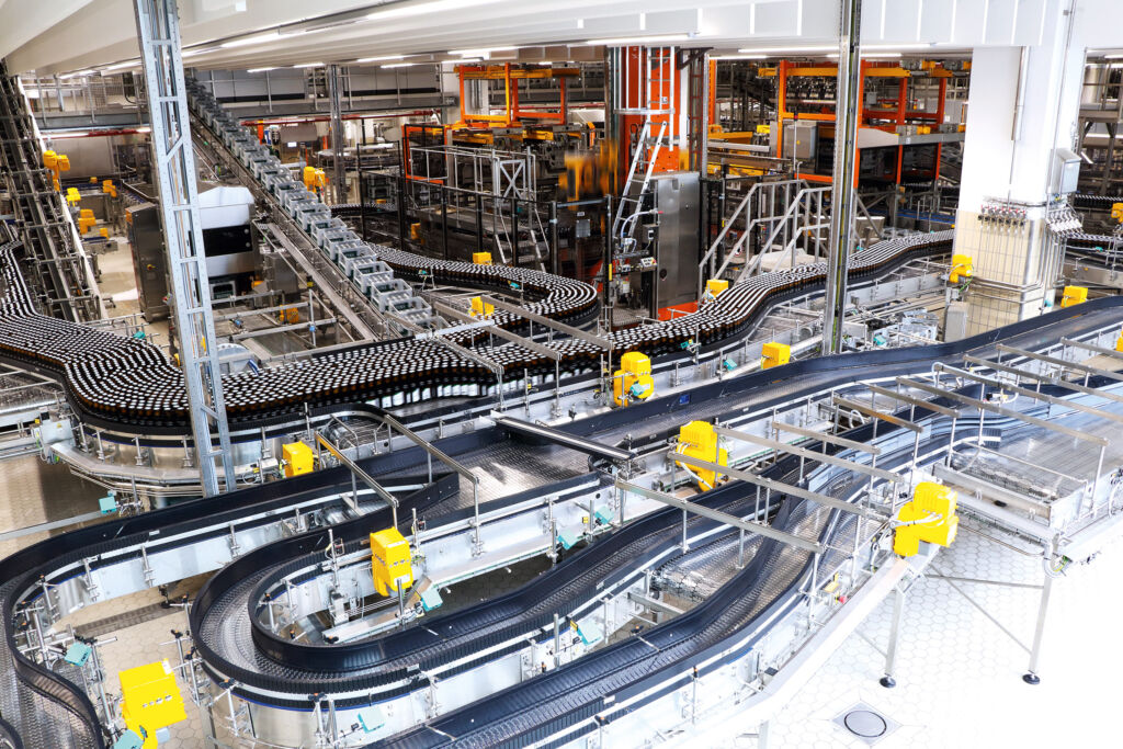 Raumgewinn direkt an der Abfülllinie 1 In der Anlage 5 von Veltins, die pro Stunde 80.000 Flaschen abfüllt, arbeiten rund 600 Antriebe, davon ca. 360 dezentrale Movigear Performance von SEW-Eurodrive.