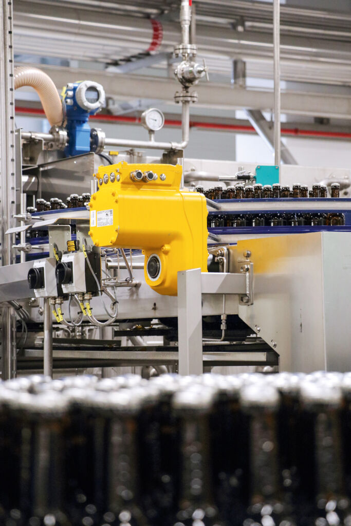 Raumgewinn direkt an der Abfülllinie 3 Die Antriebseinheit Movigear Classic kombiniert Synchronmotor und Getriebe. Durch die Kombination mit den Frequenzumrichtern aus dem Automatisierungsbaukasten Movi-C kann man die Vorzüge dieses mechatronischen Antriebssystems für zentrale und dezentrale Installationen nutzen.