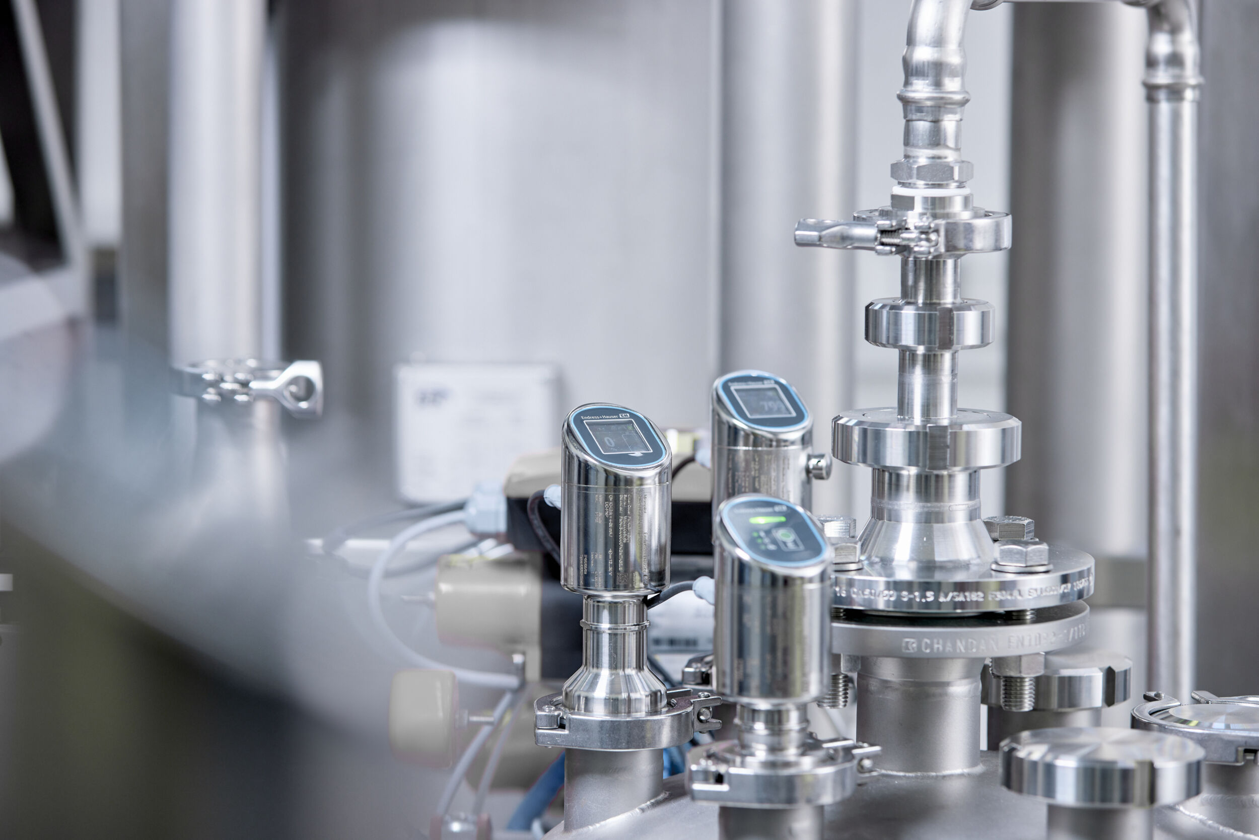 Wie aus Messdaten mehr Effizienz im Anlagenbetrieb entsteht 1 Mit der Compact Line bietet Endress+Hauser kompakte Messgeräte für Füllstand und Druck, die speziell für hygienische Anwendungen in der Lebensmittel- und Getränkeindustrie sowie im Life-Sciences-Bereich entwickelt wurden.