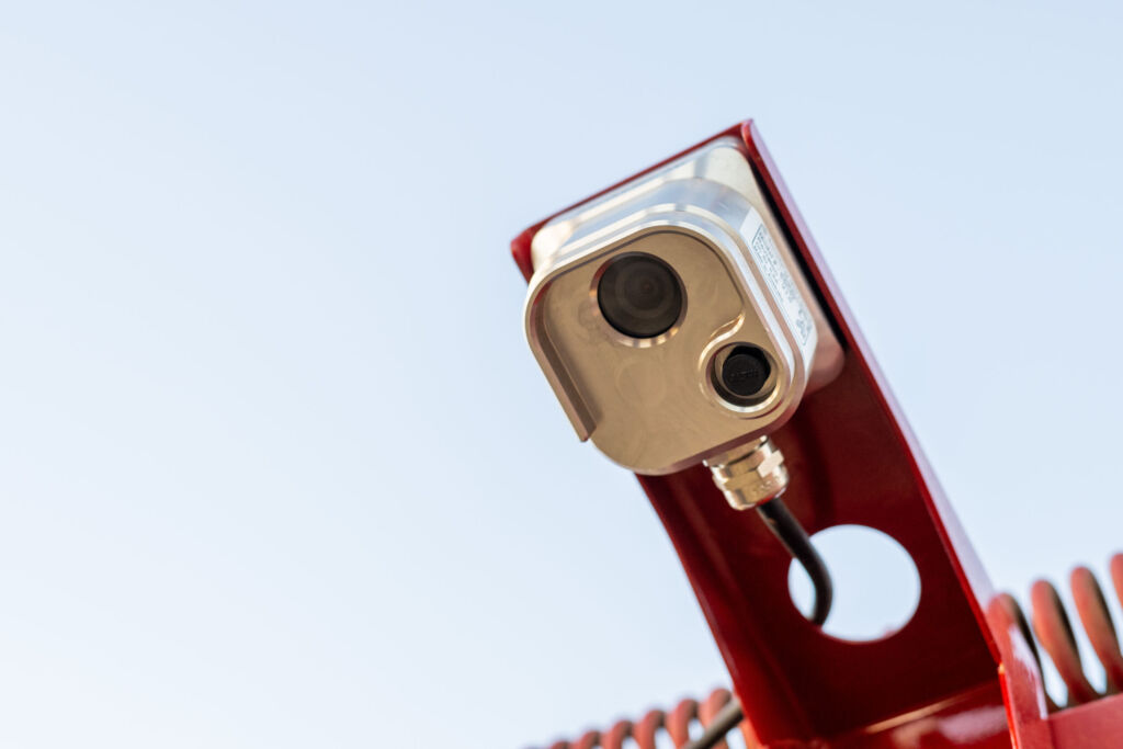 Wie robuste Kabelkonfektionen präzisen Pflanzenschutz ermöglichen 2 Das SenseSpray-System erkennt mithilfe von Kameras Unkraut in Echtzeit und aktiviert nur dort die Sprühdüsen, wo eine Behandlung nötig ist, wodurch der Chemikalienverbrauch um bis zu 90 Prozent gesenkt wird.
