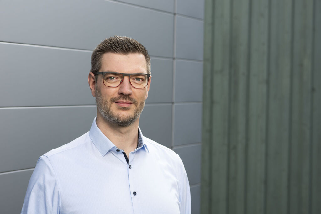 Vom Assistenten zum Akteur: Wie weit ist Agentic AI? 3 "Weil ein LLM nicht echtzeitfähig ist,
gehört es neben die Steuerung."
Bernhard Reiter
Codesys
