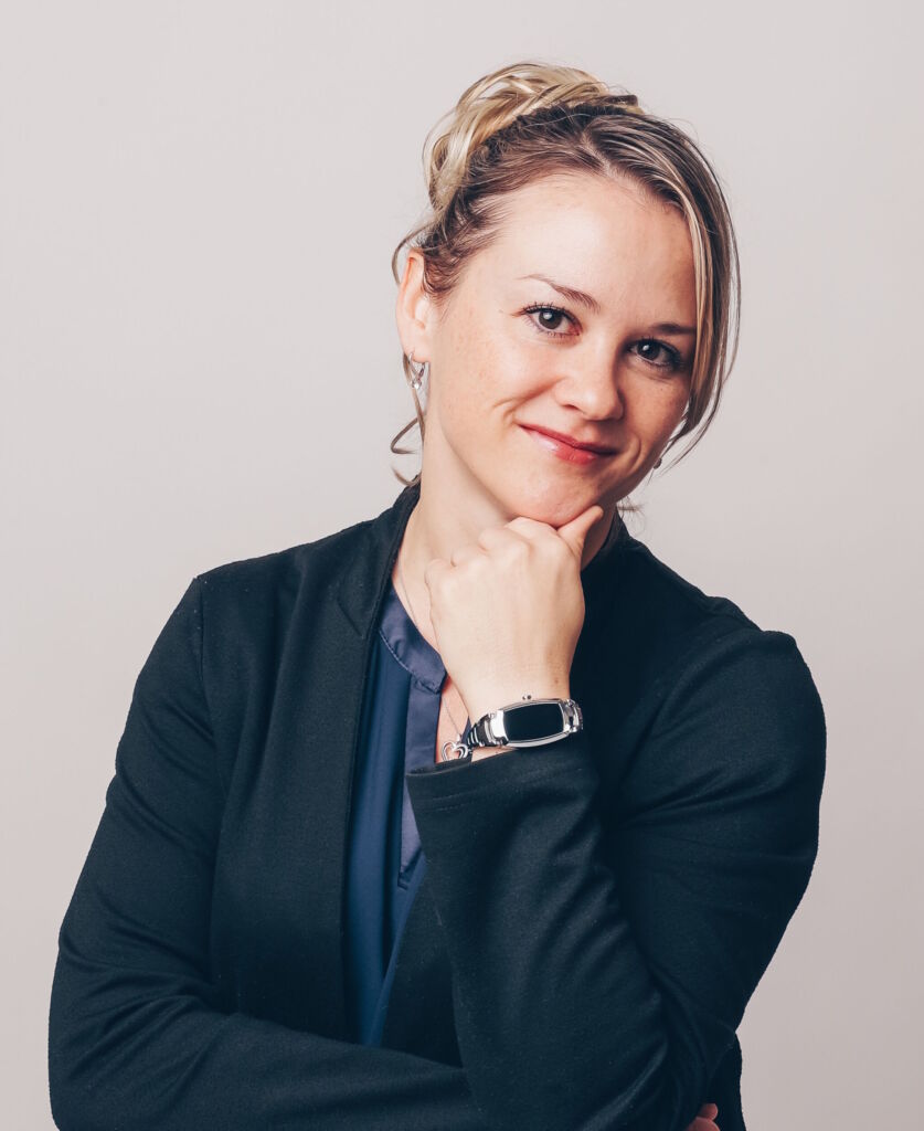 Vom Assistenten zum Akteur: Wie weit ist Agentic AI? 6 "Die größte Herausforderung liegt
weniger in der KI-Technologie selbst als in ihrer Integration
in industrielle
Umgebungen."
Dr. Veronika Straub Phoenix Contact