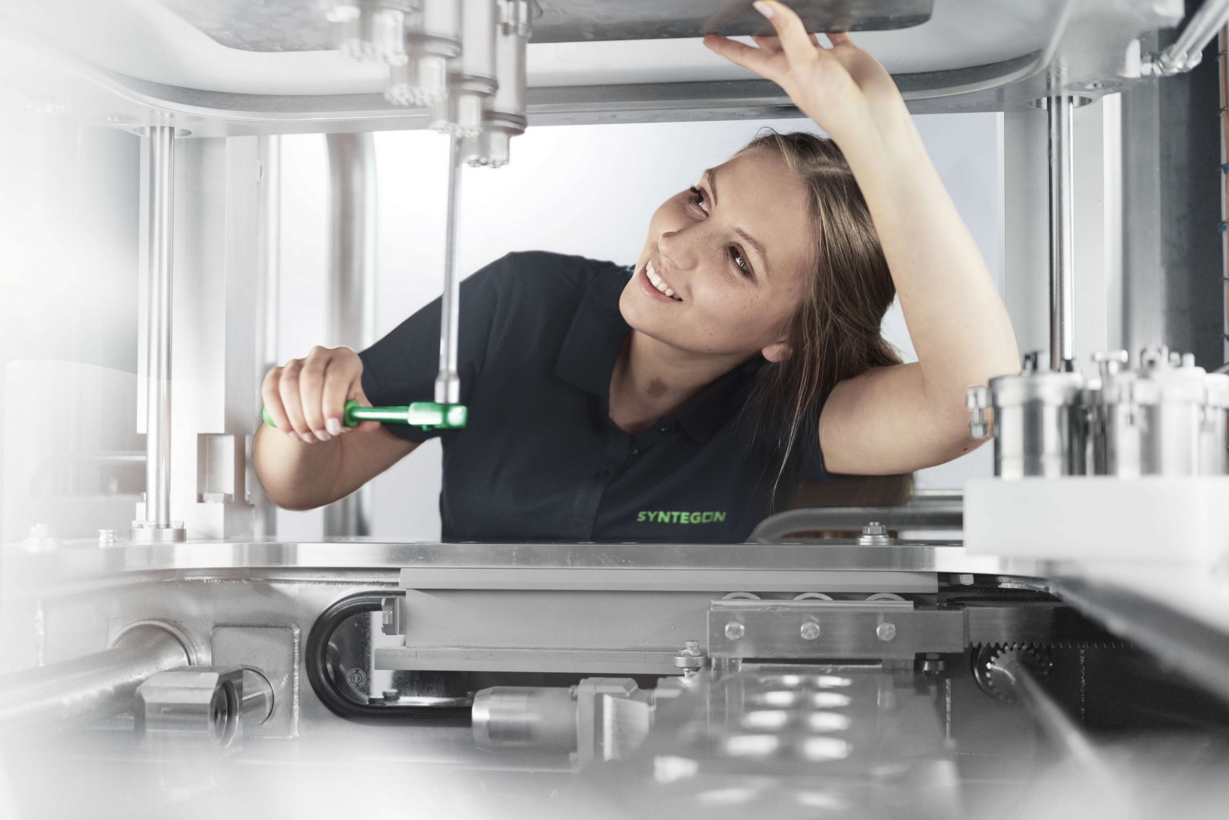 Studenten digitalisieren das Logbuch einer Verpackungsmaschine