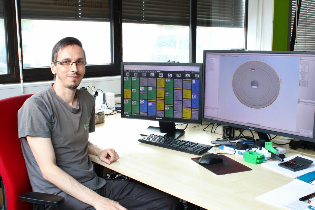 CAM-Programmierer Christian Krick hat ein passgenau auf die betrieblichen Bedürfnisse von Kritzner Metalltechnik abgestimmtes Werkzeugmanagementsystem erstellt, das seinen Namen trägt: das Kricktool