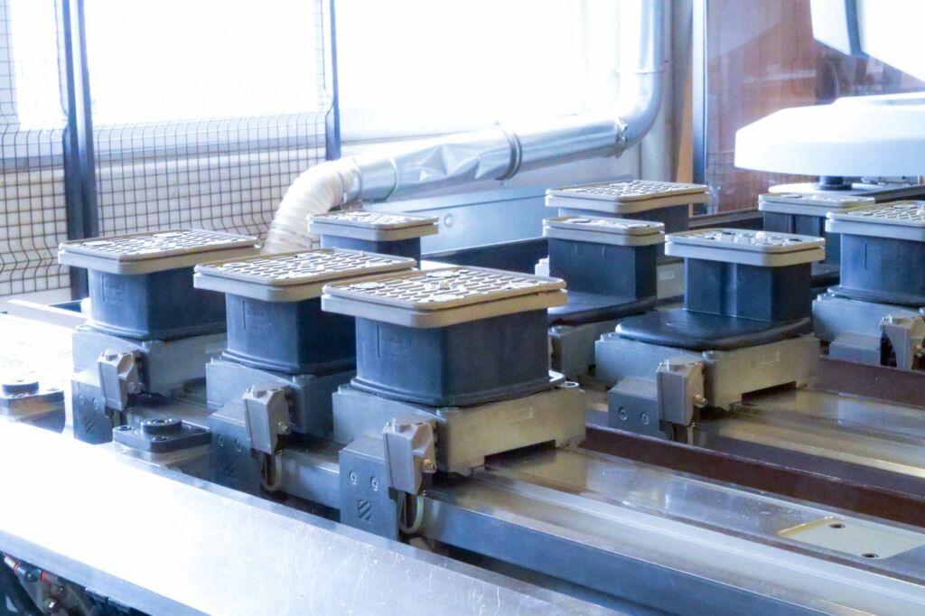 Schmalz bietet für die Maschinen des italienischen Herstellers Biesse ein breites Portfolio an Spannmitteln an, welche auch unter den harten Umgebungsbedingungen der Holzverarbeitung zuverlässig funktionieren. Zudem lassen sie sich bei Bedarf einfach austauschen.