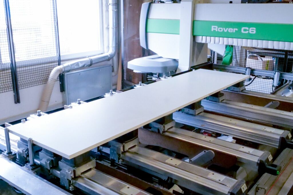 Als Alternative zu den Spannmitteln des Maschinenherstellers Biesse hat Schmalz die Blocksauger
VCBL-B entwickelt. Da ihre Höhe maßhaltig bis 0,06mm ist, sorgen sie für die nötige Präzision im Fertigungsprozess.