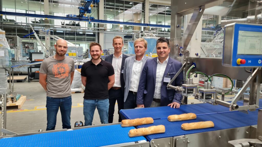  Die Macher der Sandwich-Linie von Weber Maschinenbau (v.l.): Marco Nichau, (Leitung 
Produktgruppe Automatisierung, Software), Robin Rompf, (Softwareingenieur Automatisierung), unterst&uuml;tzt vom Baumer Support-Team: Dennis Hentschel (Business Develop), Reinhard Wulf (Field Sales Engineer), Georgios Kovus (Applikationsingenieur). 