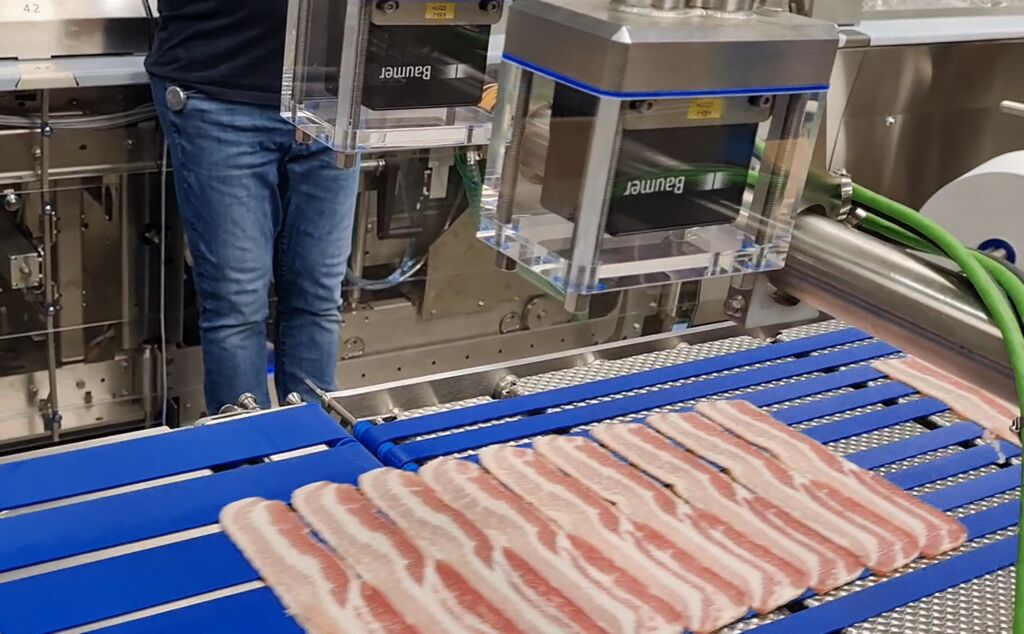 Bild 5: Bei den Slicern von Weber liefert der Baumer OX Profilsensor ebenfalls Positionsdaten, um Aufschnitt f&uuml;r das anschliessende Verpacken seitlich exakt auszurichten.