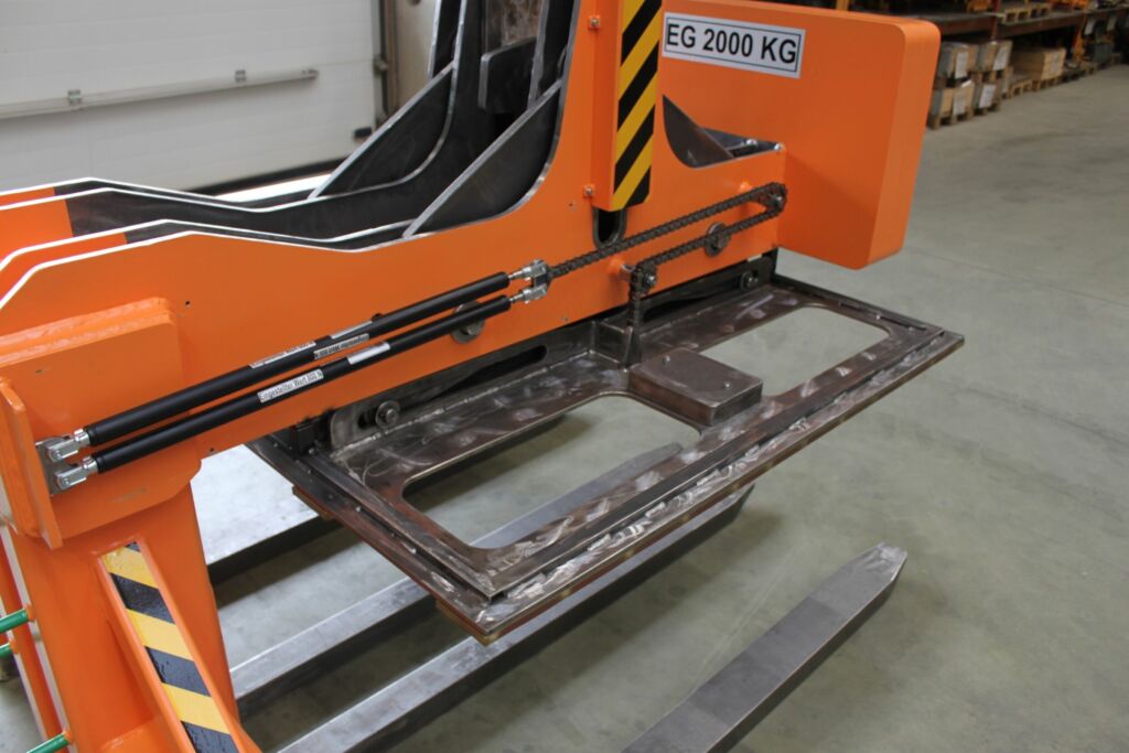 Für optimales Heben und Senken des Platinengreifer-Tisches: Die Industrie-Gaszugfedern des Typs GZ-28-600-DD-1200N wurden über das außen am Korpus leicht zugängliche Ventil auf den Schlusswert von je 800N eingestellt.