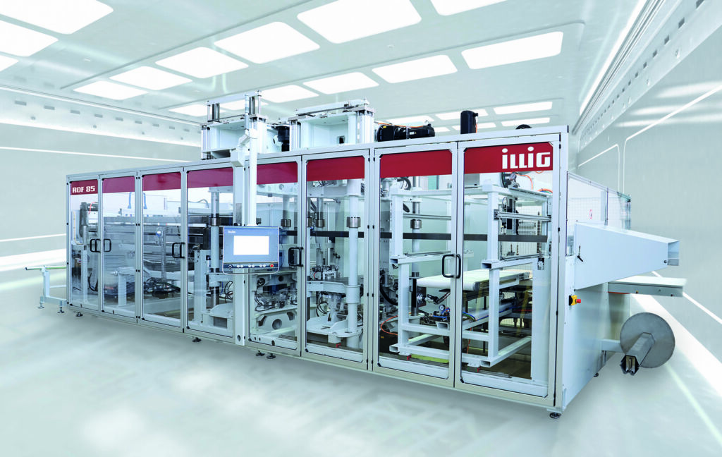 Der Rollenformautomat RDF 85 von Illig kann Trays bis zu einer Größe von 800x600mm fertigen.