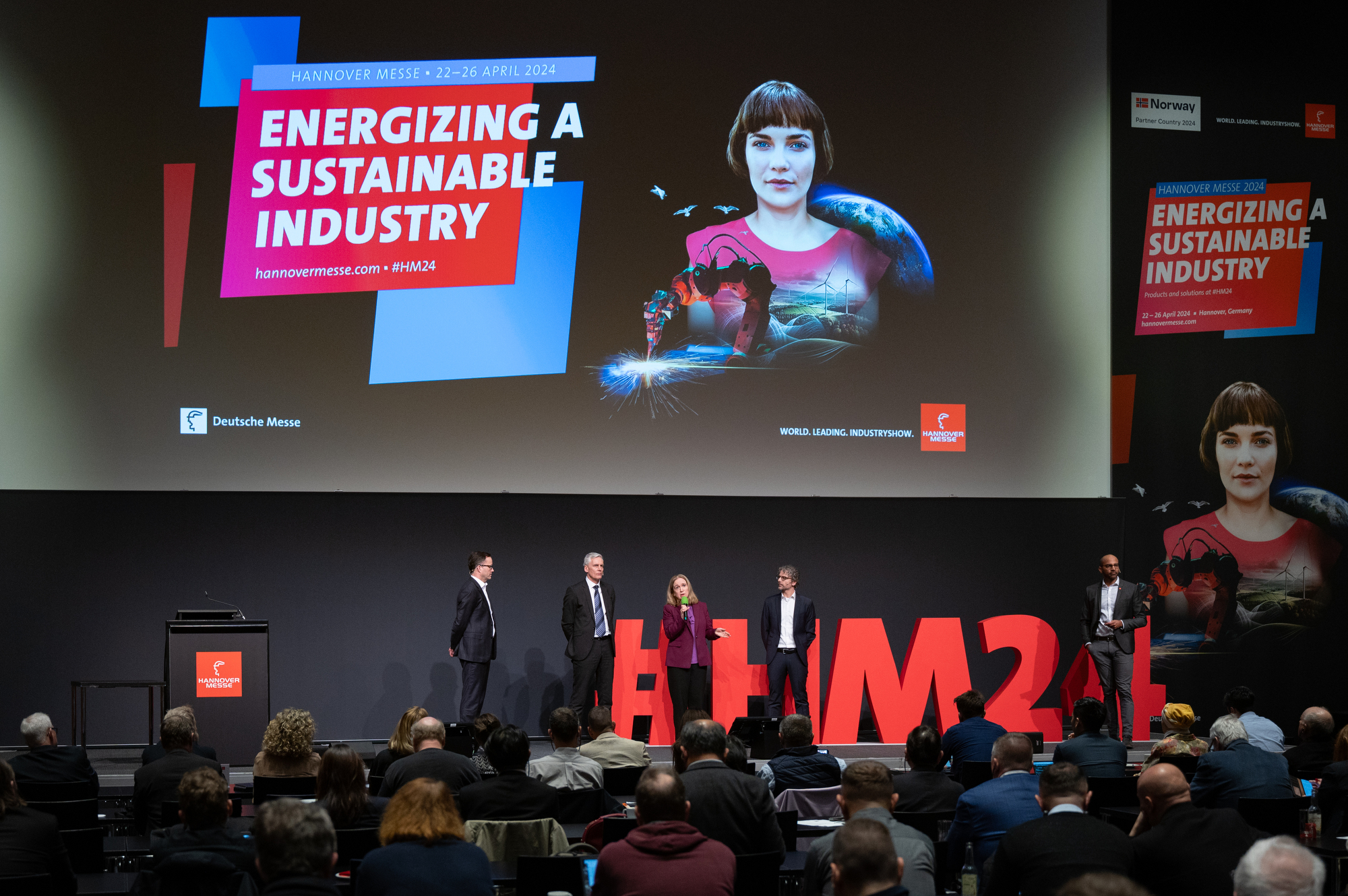 Hannover Messe Preview 2024, Halle 19, Saal New York v.l.n.r.: Dr. Jochen Köckler, Vorsitzender des Vorstandes, Deutsche Messe AG, Hannover; Per Niederbach, Stellvertretender Vorstandsvorsitzender und Leiter Handel & Investition, Innovation Norway; E