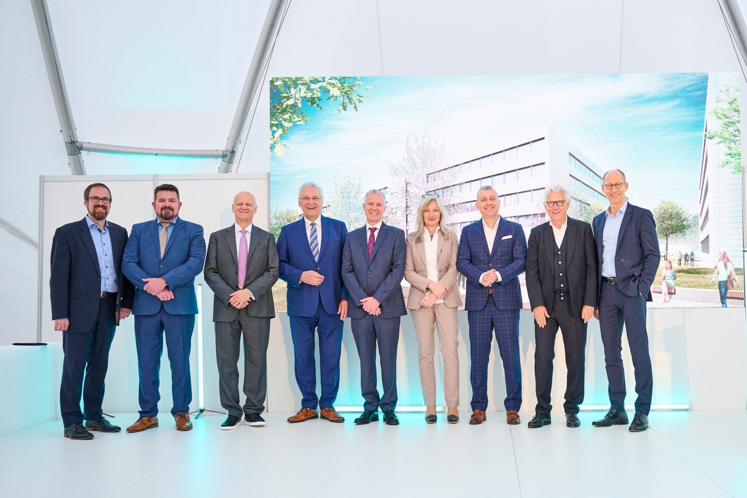 Startschuss für die nächste Erweiterung: Bei der Grundsteinlegung für Modul 8 des Siemens Campus Erlangen befüllten die Ehrengäste die Zeitkapsel. V.l. Oberbürgermeister Dr. Florian Janik, Siemens Digital Industries CFO Rudolf Basson, Siemens-Finanzvorstand Prof. Dr. Ralf Thomas, Staatsminister Joachim Herrmann, Bauherr Jörg Vocke von Siemens Real Estate, Saskia Krausser, Siemens-Betriebsratsvorsitzende Erlangen-Mitte, Martin Kaindl. Siemens-Betriebsratsvorsitzender Nürnberg-Moorenbrunn, Architekt Jürgen Engel sowie Goldbeck Generalmanager Michael Six.