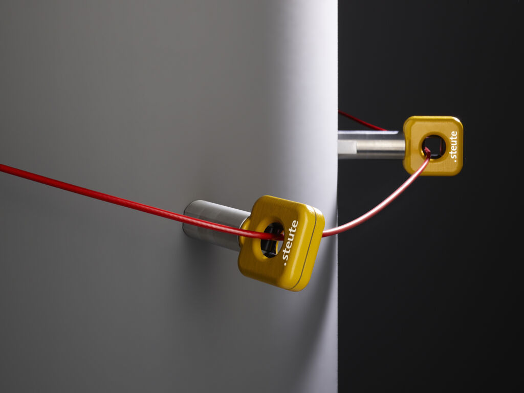 Über die neu entwickelte Umlenkrolle lassen sich nicht-lineare Gefahrenbereiche per Seilzug-Notschalter absichern.