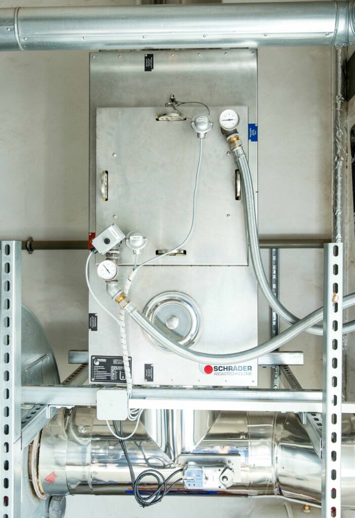 Bei der Wäscherei Bauer in Thüringen sorgt der Multifunktionscontroller dafür, dass die Wärmetauscher der Wärmerückgewinnungsanlage effizient arbeiten.