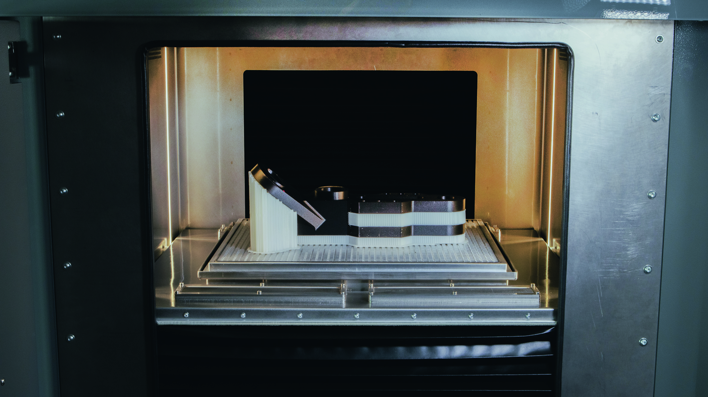 Der TiQ 5 hat ein großes Kammervolumen von bis zu 90l. Auf Knopfdruck liefert der 3D-Drucker mit seinem großen Bauraum additiv gefertigte Funktionsteile und sorgt so für einen reibungslosen Arbeitsablauf.