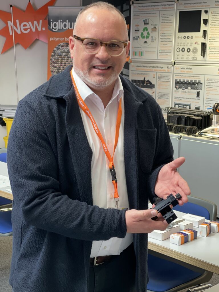 Michael Hornung, Produktmanager Drylin Linear- und Antriebstechnik bei Igus, mit einer besonders kleinen schmierfreien Linearchse mit Spindelantrieb