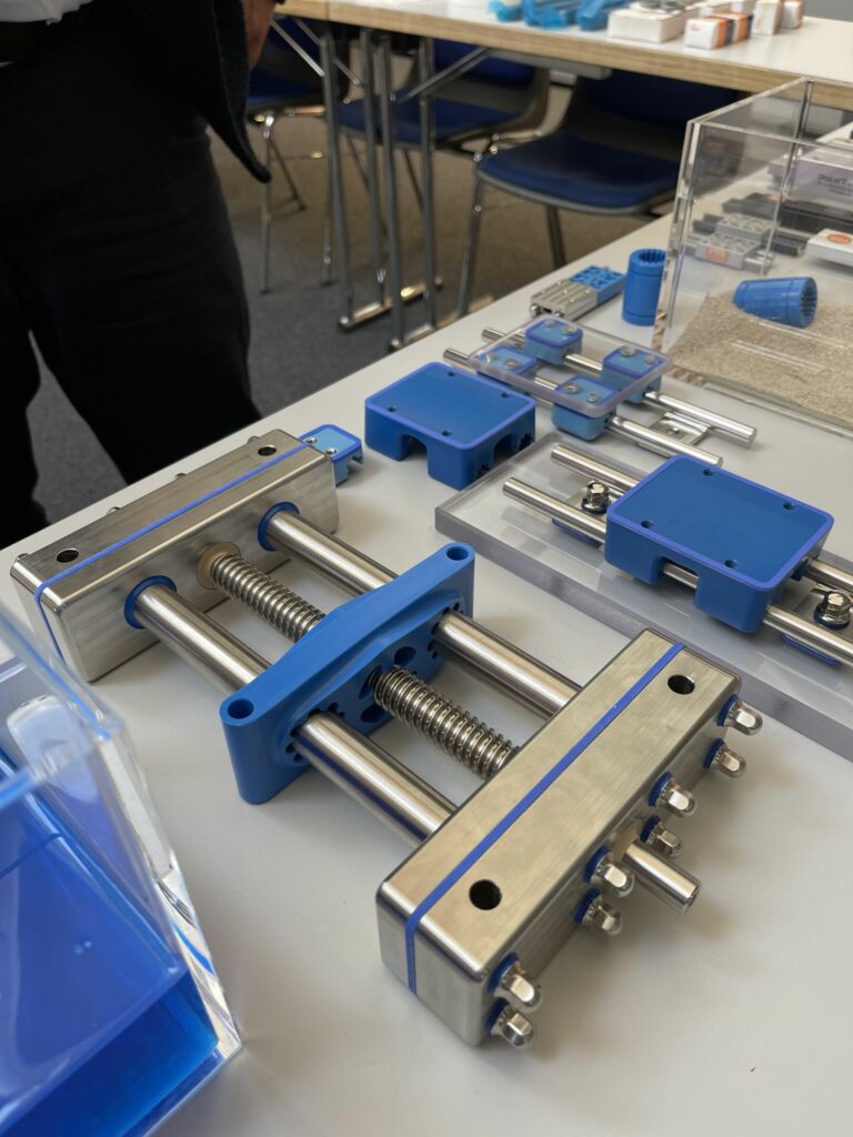 Die gemäß FDA- und EU-Richtlinien zugelassen Linearführungen, sind dank ihrer blauen Farbgebung, einfach zu erkennen und minimieren das Risiko von Kontaminationsfällen.