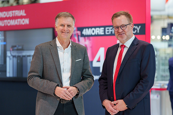 Thomas Wenger, Vice President Sales Lead CER bei PTC und Dr. Marco Litto, Senior Vice President Strategy & Corporate Program bei Eplan, unterzeichneten am 12.11.2024 in Nürnberg den Vertrag.