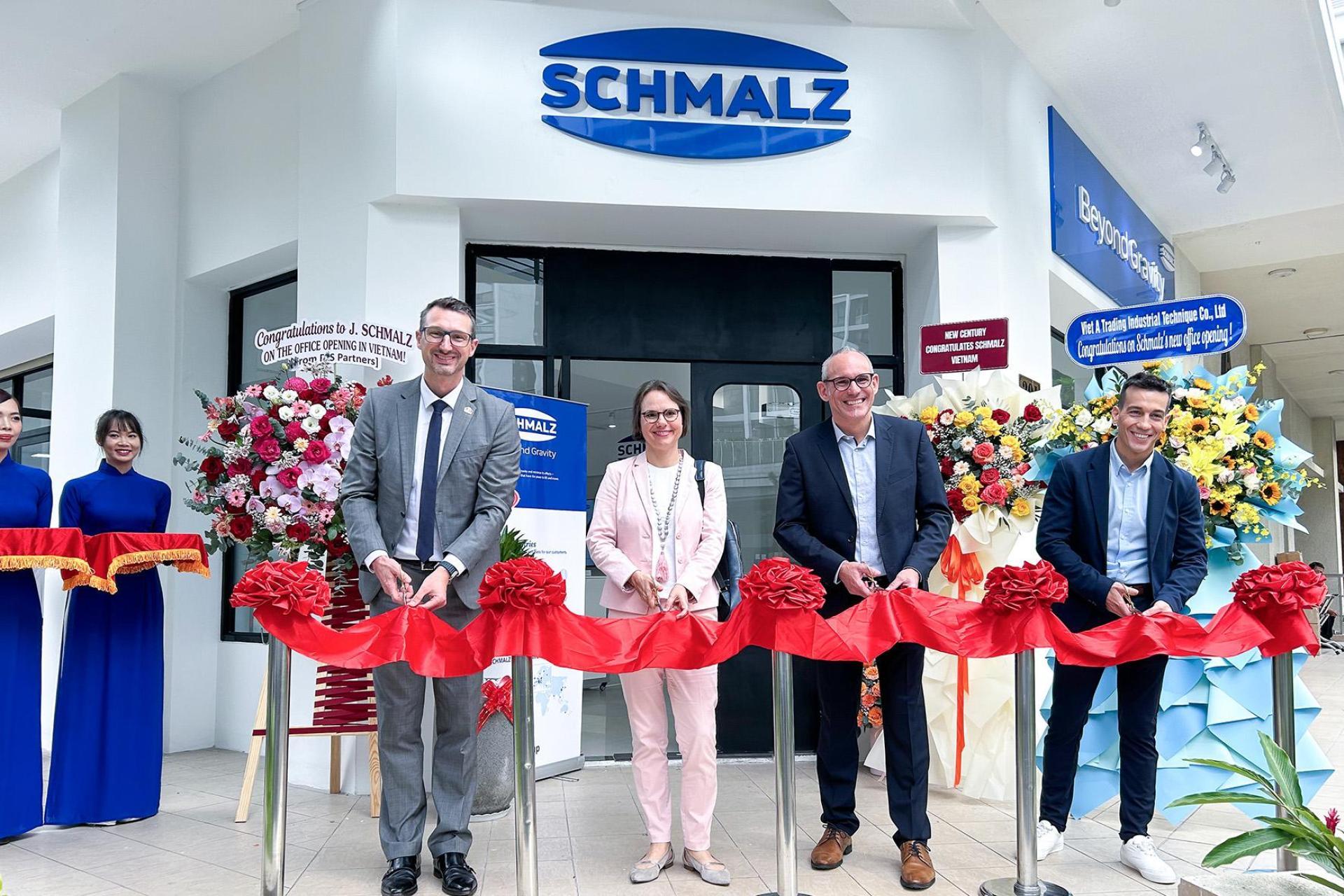 v.l.n.r.: Peter Kompalla (AHK-Hauptrepräsentant), Dr. Josefine Wallat (Generalkonsulin Vietnam), Jochen Gunkel (Regionalleiter) und Vicente Corbin (Standortleiter Schmalz Vietnam)