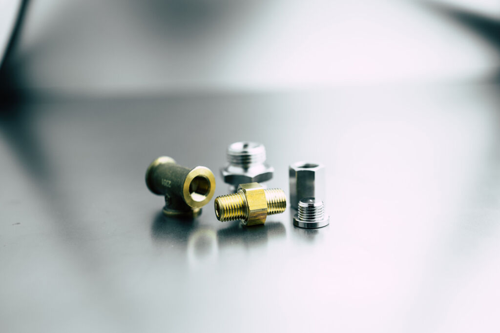 Fittings aus Messing gibt es von ITV in den unterschiedlichsten Ausführungen mit vernickelter oder blanker Oberfläche sowie für Anschlüsse von M5 bis 2".
