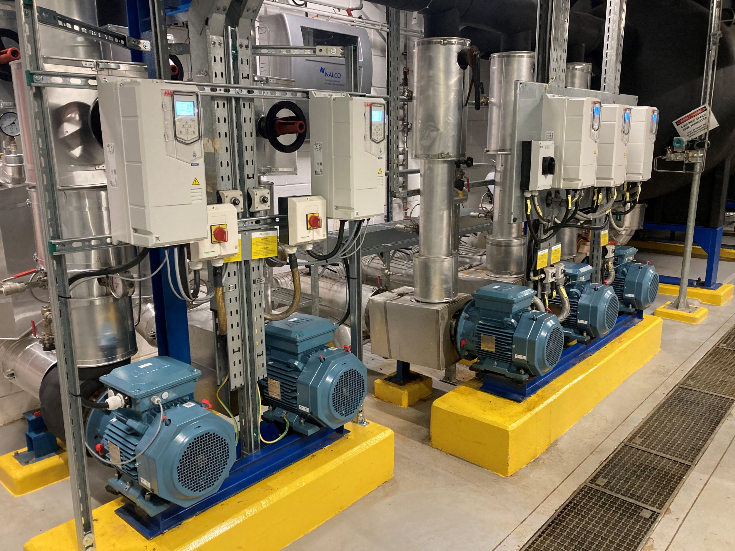 Die IE5-SynRM-Motoren und ACH580-Frequenzumrichter helfen dem GSK-Werk bei dem Ziel die Netto-Null zu erreichen.