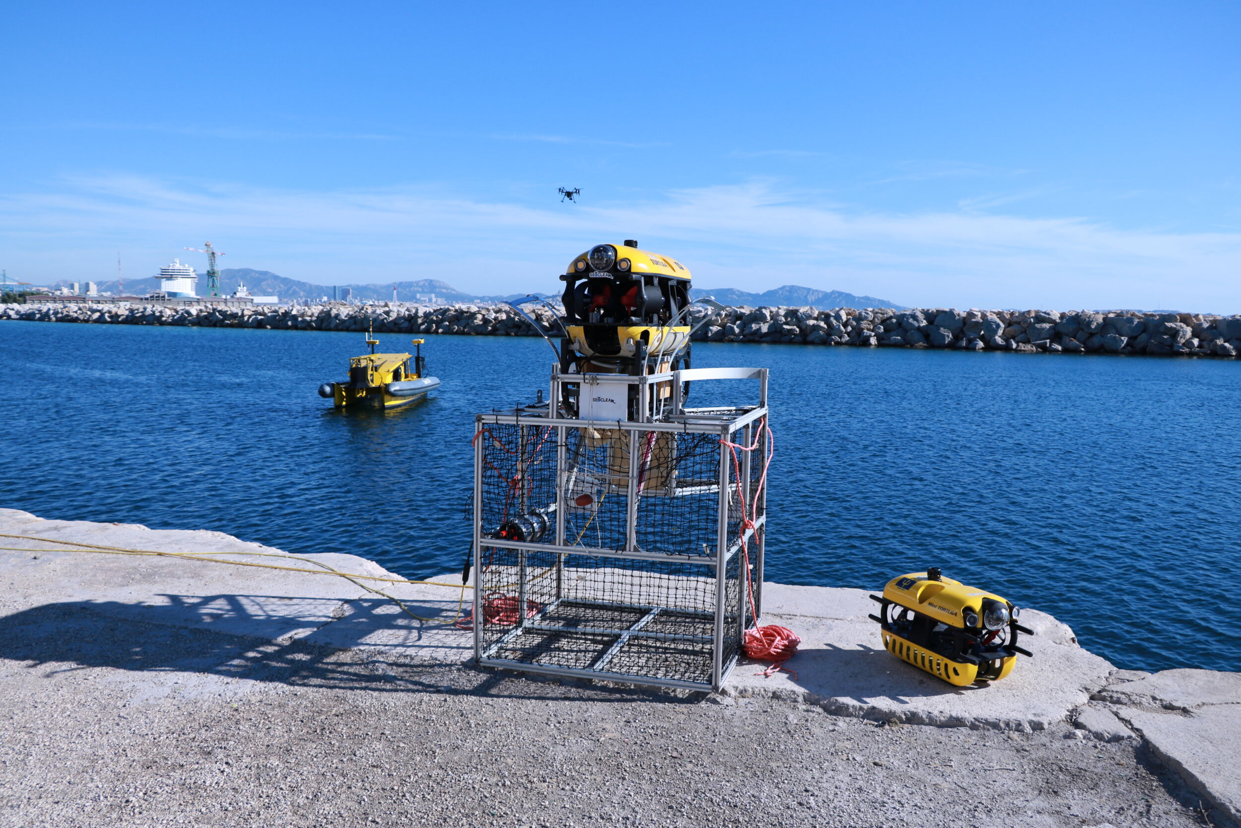 Das Basisschiff Seacat fungiert als zentrale Einheit, das zwei ferngesteuerte Unterwasserfahrzeuge (ROVs) einsetzt und steuert: das Mini Tortuga für die Erkundung und das größere Tortuga ROV für das Einsammeln von Müll. Zusätzlich überwacht und kartiert eine Drohne aus der Luft die Meeresoberfläche und hilft bei der Identifizierung von Müll-Hotspots.