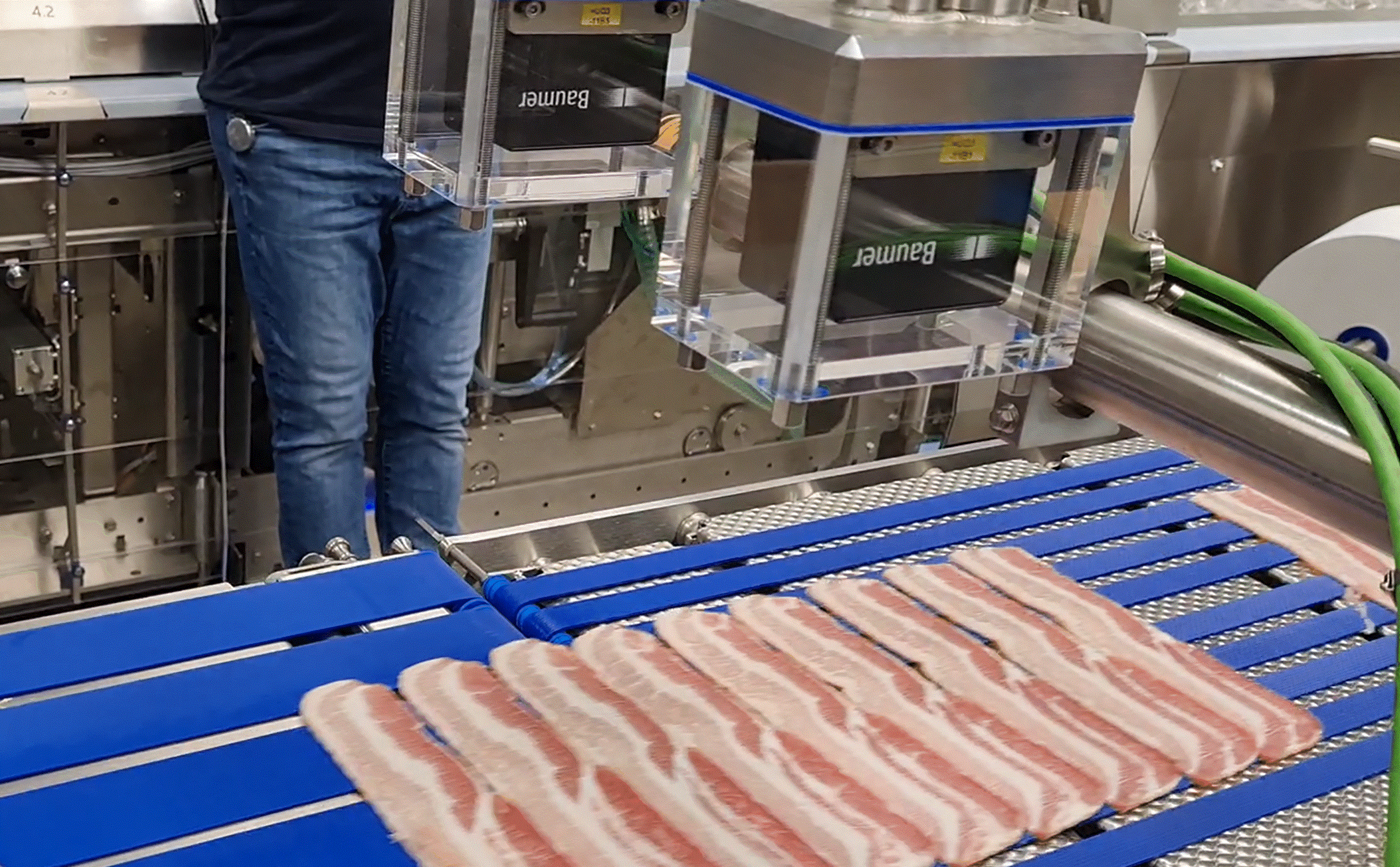 Bei den Slicern von Weber liefert der Baumer OX Profilsensor ebenfalls Positionsdaten, um Aufschnitt für das anschliessende Verpacken seitlich exakt auszurichten.