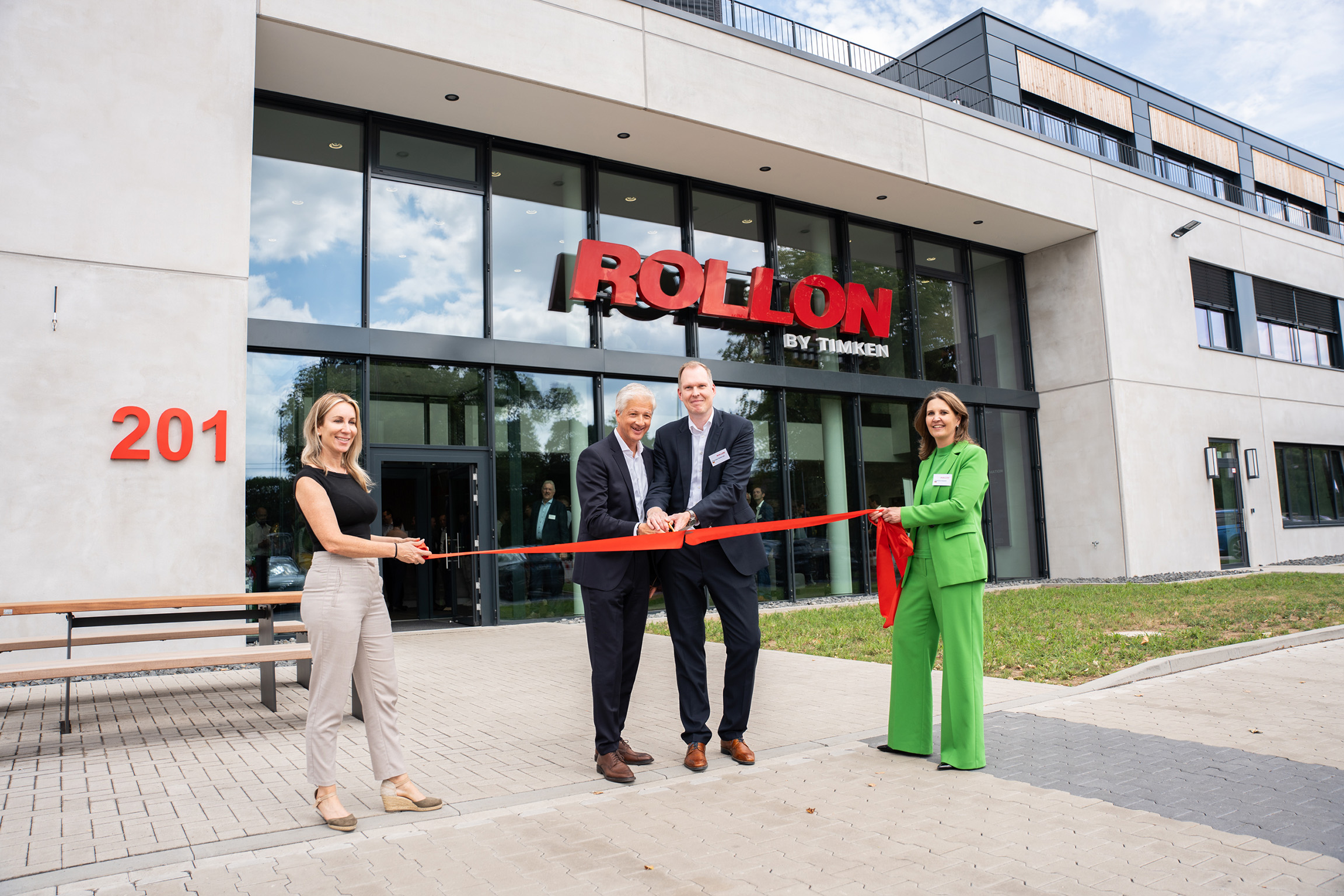 Feierliche Durchschneidung des Eröffnungsbandes, von links: Sabrina Musenbrock (Personalleiterin), Rüdiger Knevels (CEO), Thorsten Dachrodt (CFO), Susanne Kessler (Niederlassungsleiterin)